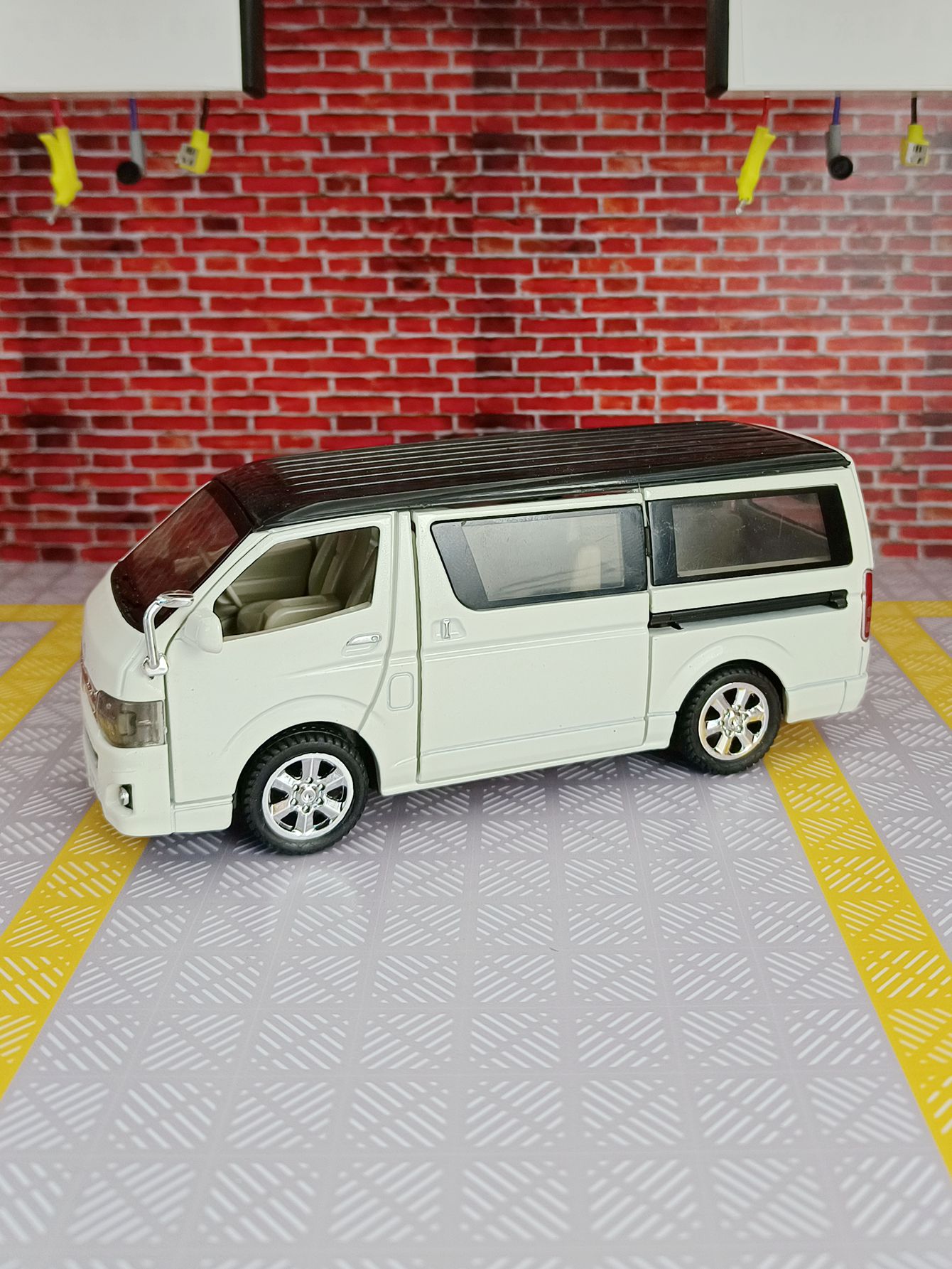 Decor Lighting Returns - Model samochodu dostawczego Toyota Hiace ze