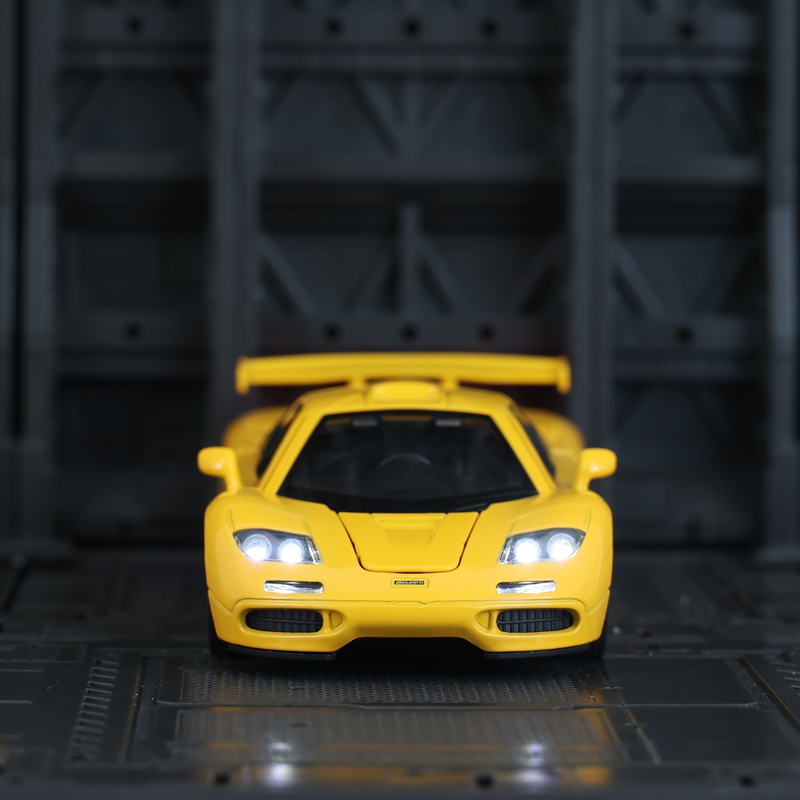 Decor Lighting Returns - Model superkału McLaren F1 ze stopu,
